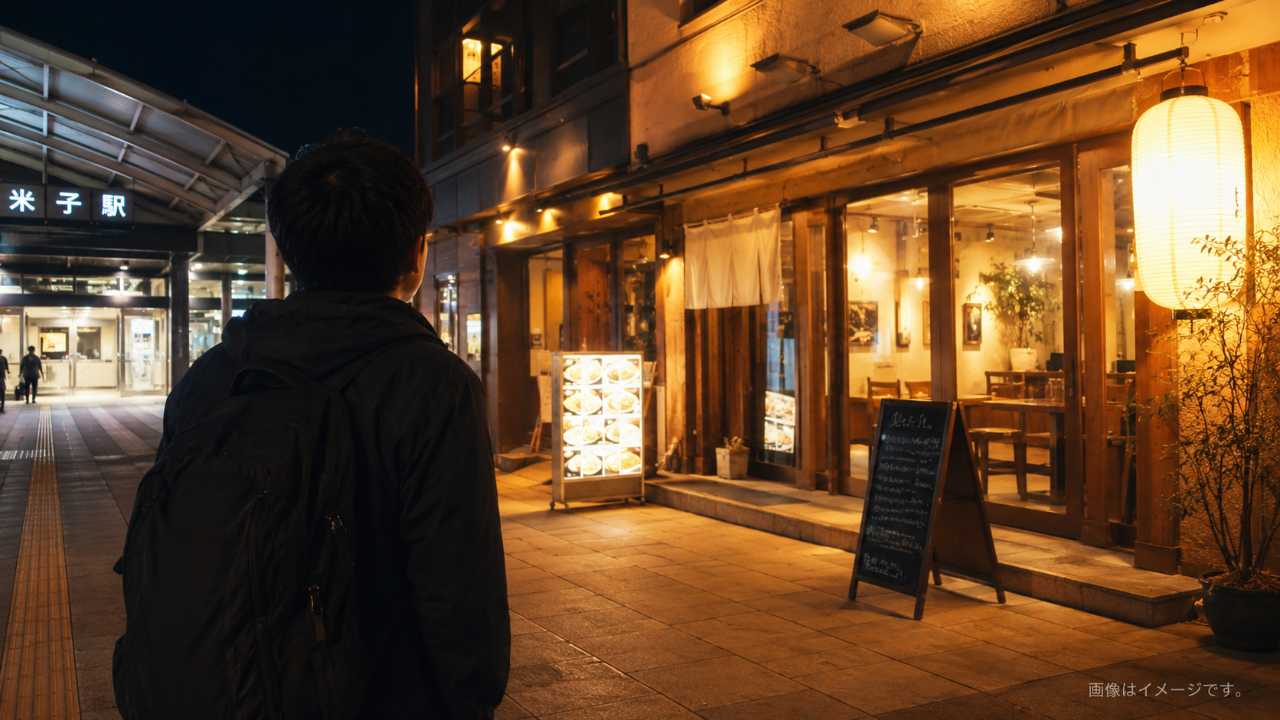 米子駅前で夜ごはんを探す旅行者の後ろ姿