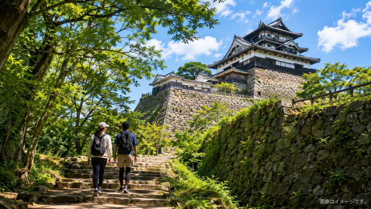 米子城跡の登城道をスニーカーで歩く観光客