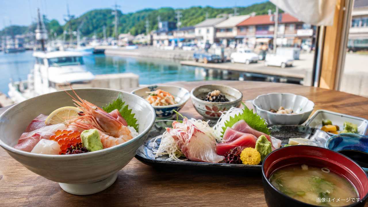 鳥取県の賀露港近くにある市場食堂をイメージしたブログ用アイキャッチ画像