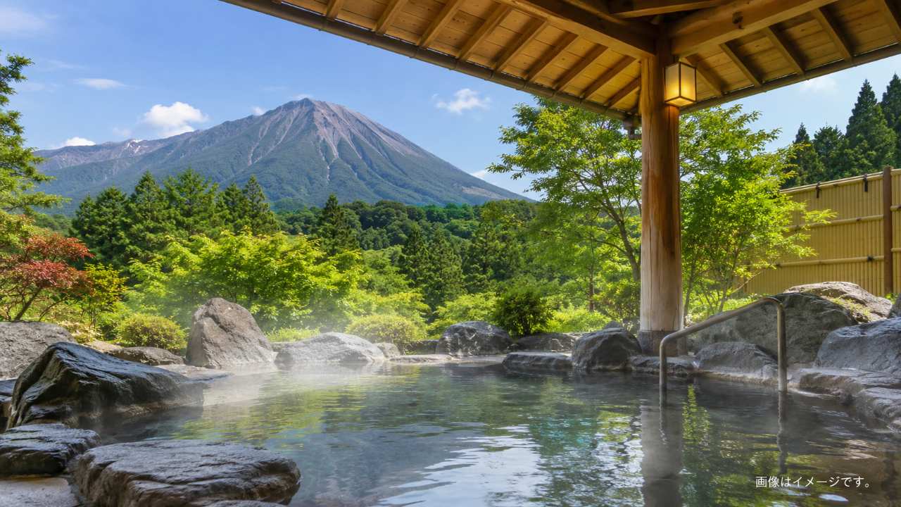 鳥取県大山の自然に囲まれた日帰り温泉施設をイメージ