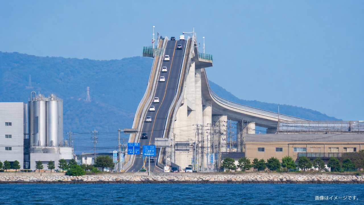 島根県と鳥取県を結ぶ江島大橋を、遠くから望遠で見たような迫力ある構図