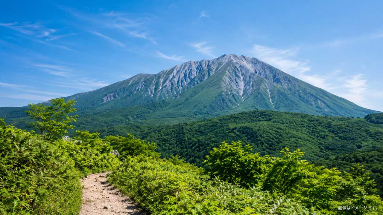 初夏の鳥取県大山を麓から見上げる爽やかな風景