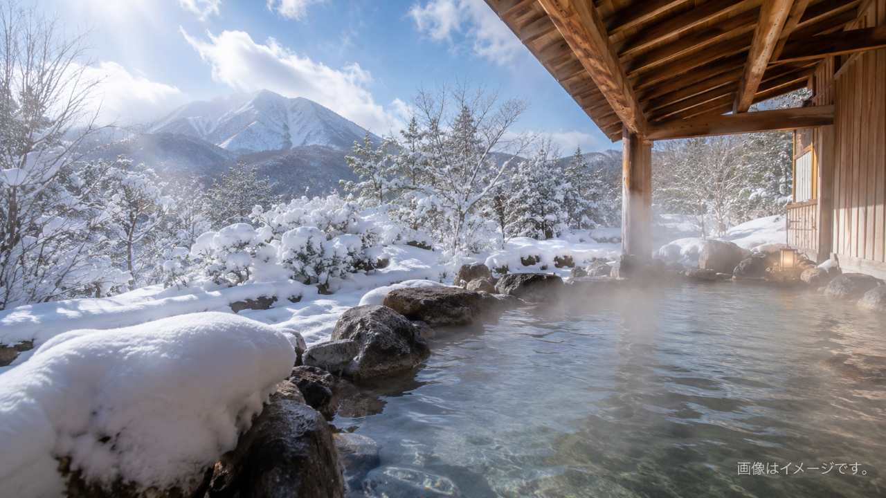 冬の大山観光後に立ち寄る温泉、雪景色と湯気のある露天風呂風イメージ