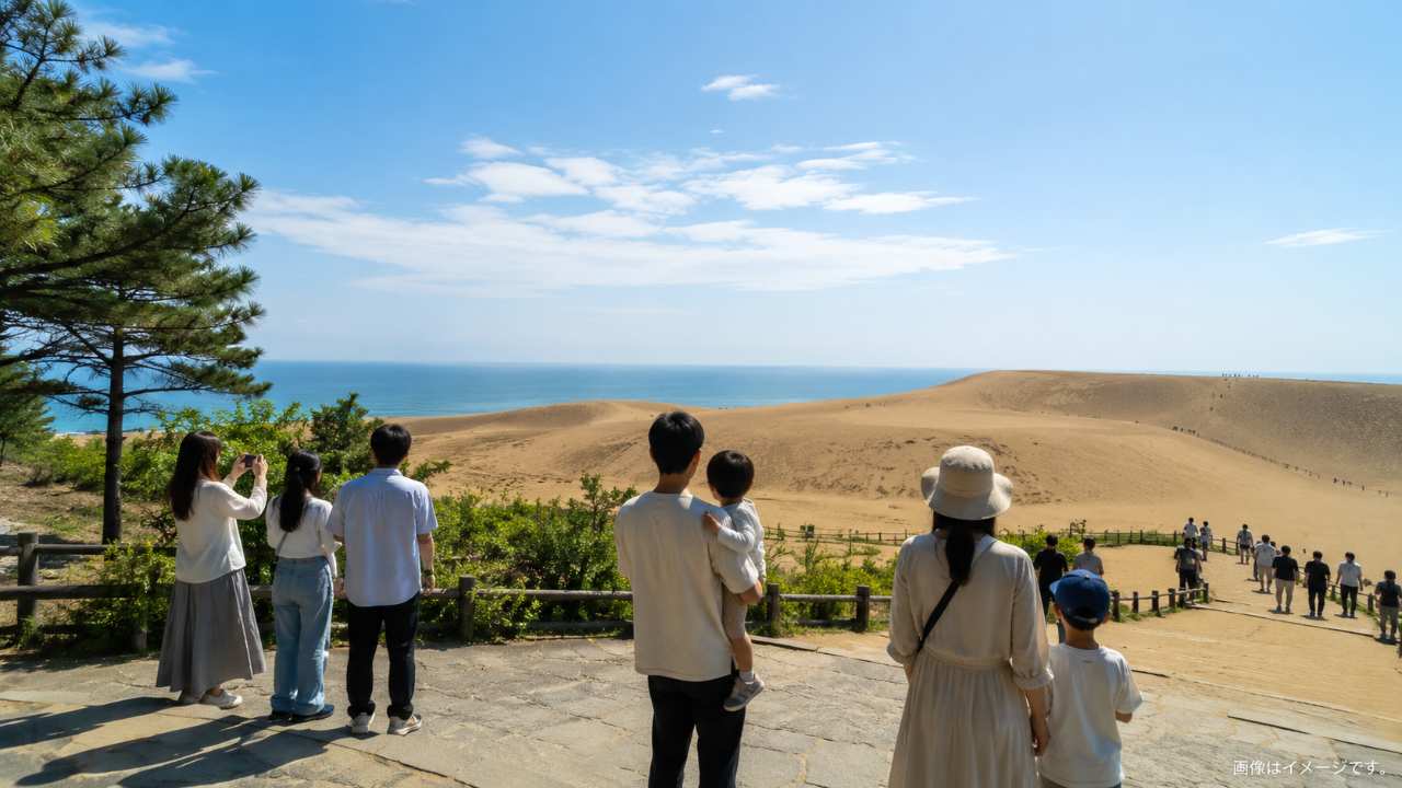 鳥取砂丘の入口付近で観光客が砂丘を眺めている