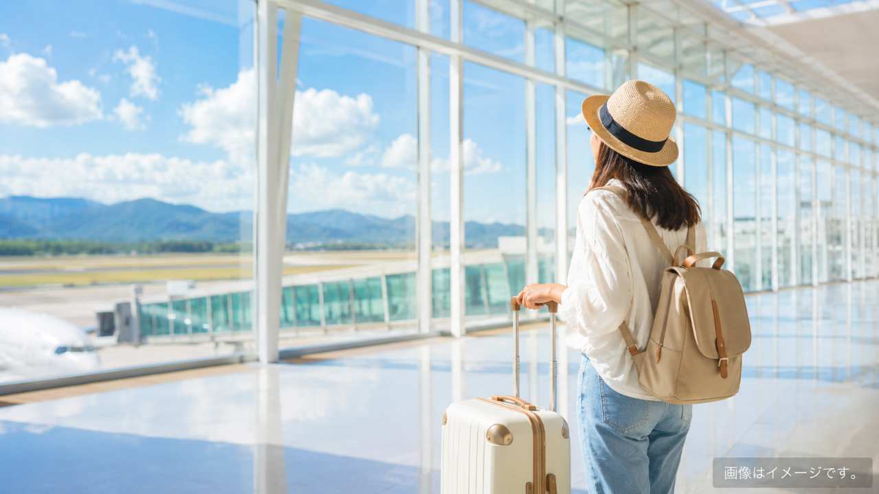 空港ロビーで旅の始まりを感じる旅行者、鳥取観光