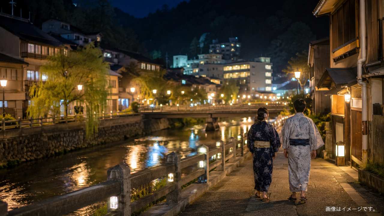 三朝温泉の旅館に宿泊して夜の温泉街を歩くイメージ写真