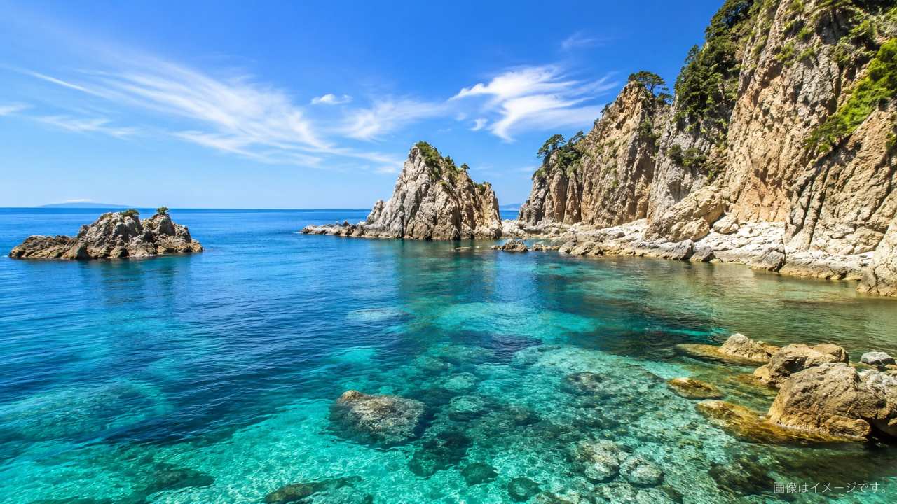 浦富海岸をイメージした透明な海と奇岩の写真風風景
