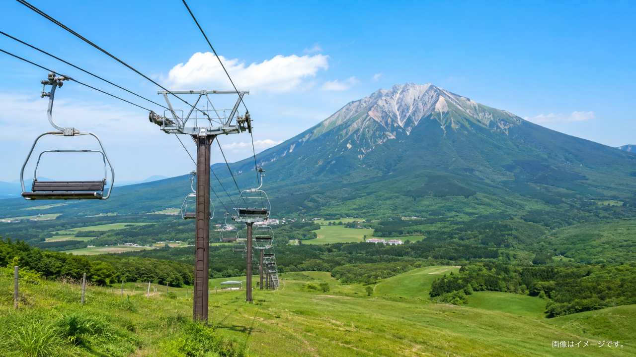 桝水高原のリフトと大山を望む爽やかな高原風景