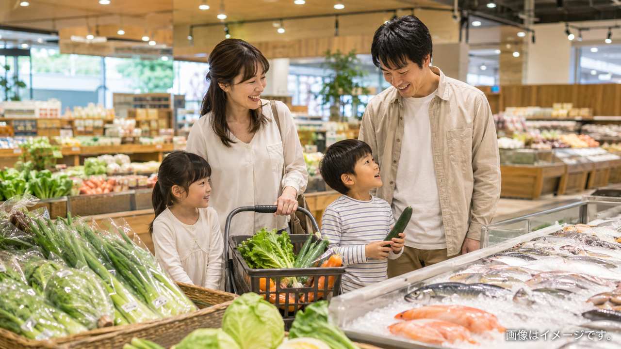 鳥取県米子市の地域密着型スーパーマーケットで買い物をする家族の様子
