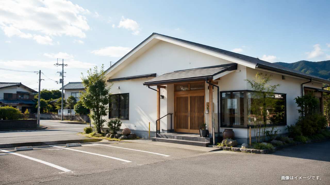 鳥取県米子市の静かな郊外に立つ、白い壁と切妻屋根を持つ素朴な海鮮料理店