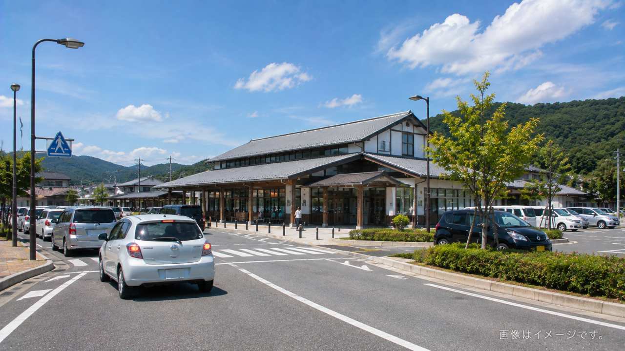 智頭駅周辺の駐車場所を探す旅行者と駅舎、周辺道路を見渡せる落ち着いた構図