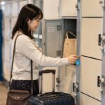 倉吉駅を背景に旅行者がスーツケースを持ち、駅構内の荷物預かりをイメージできる構図