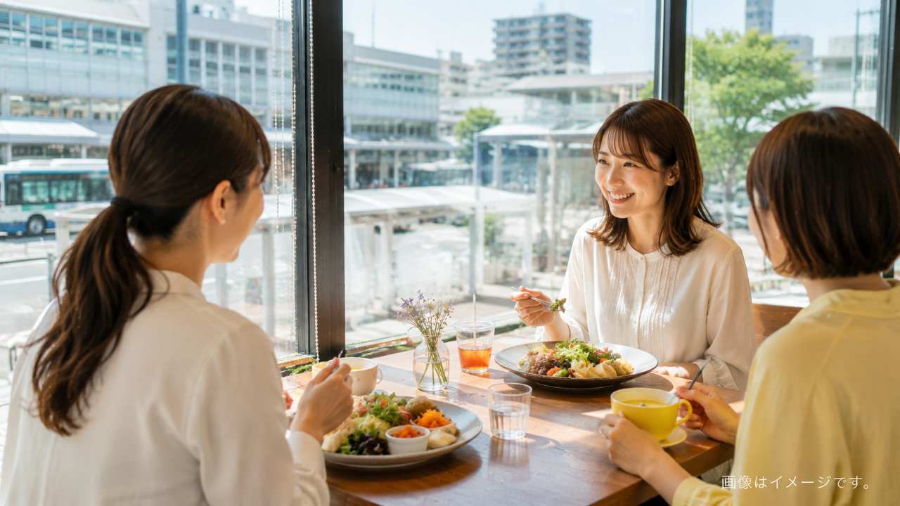 鳥取市のカフェで女子会向けのテーブル席とランチプレートを確認する様子