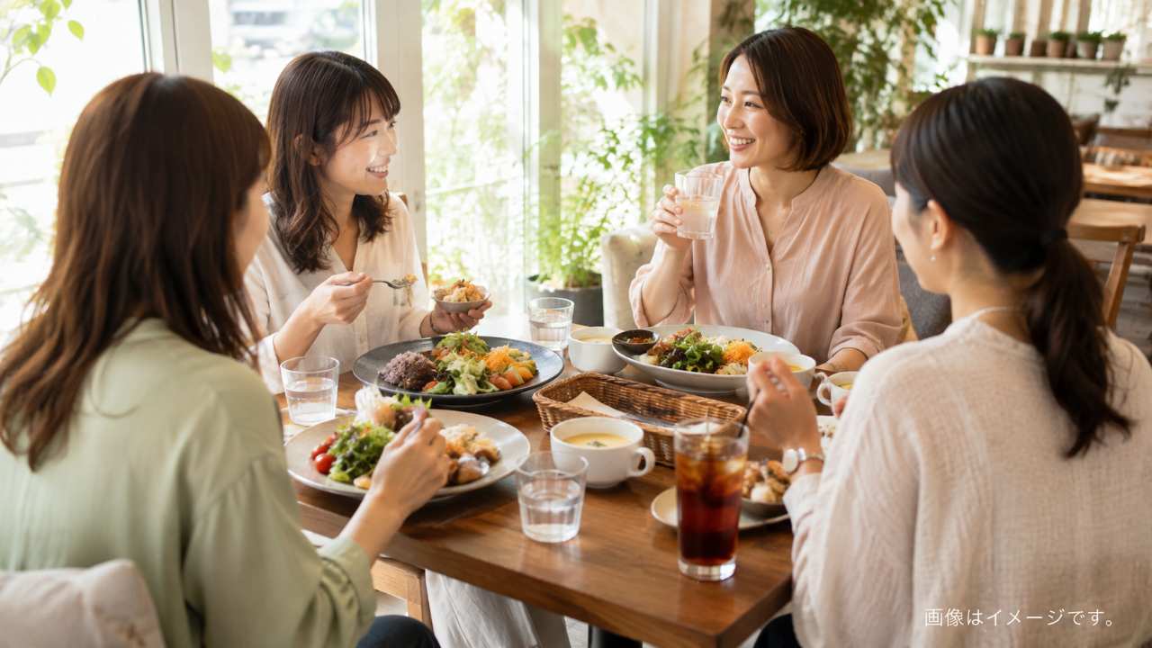 鳥取市の明るいカフェで友人同士がランチプレートを囲み会話を楽しむテーブル席