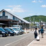 倉吉駅前の駅舎と複数の駐車スペースを見渡せる構図